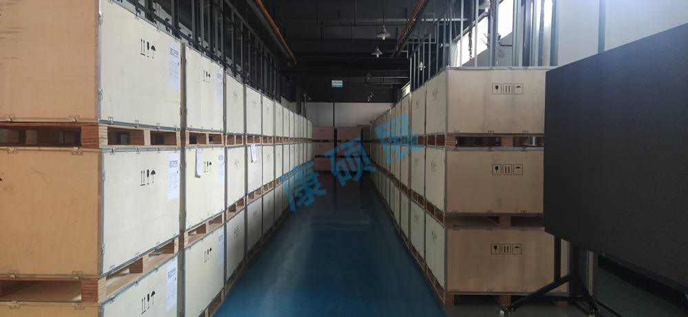 康碩展2000平米戶外格柵屏出貨，重量輕，風荷載小，IP67防水，高效能低功耗，易安裝、方便維護！
