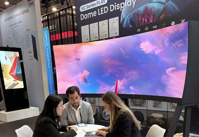 ISE2025展會(huì)康碩展展位現(xiàn)場(chǎng)展示的LED內(nèi)弧屏